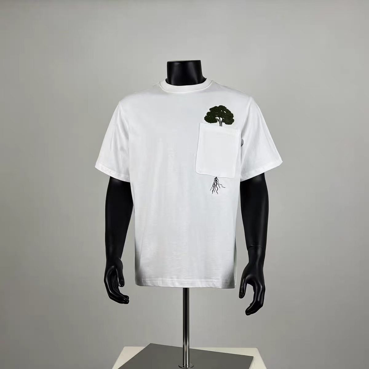 Men's White Tree Embroidery Pocket T-Shirt, Casual Minimalist Oversized Short Sleeve Top, Loose Fit Crewneck Tee for Summer
